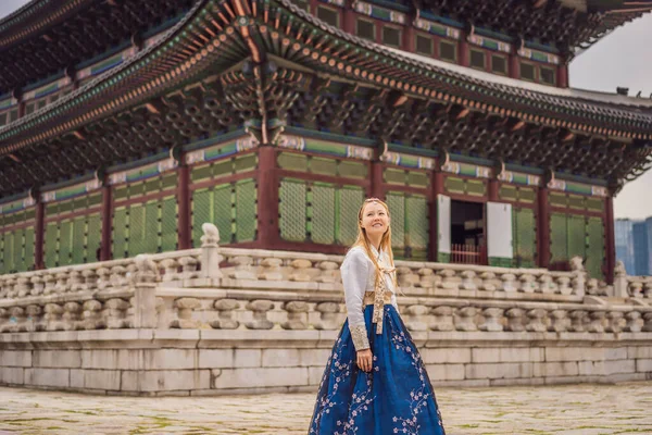 Giovane turista caucasica in hanbok abito coreano nazionale al Palazzo Gyeongbokgung. Viaggio in Corea concetto. Abbigliamento nazionale coreano. Intrattenimento per i turisti - provare il coreano nazionale — Foto Stock