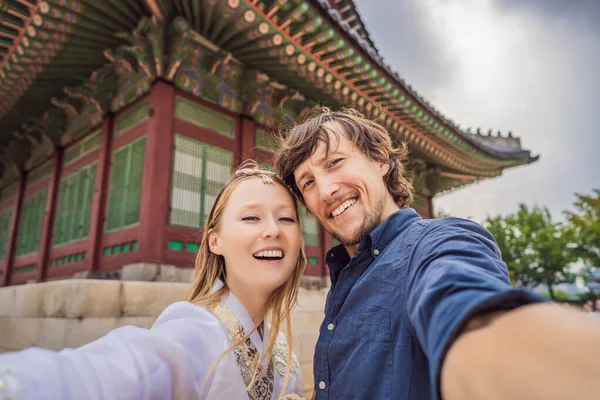 Una pareja joven de esposos, una novia y un novio, un marido y una esposa, un novio y una novia pasan tiempo en Corea. Vacaciones en Corea. Luna de miel, viaje al concepto de Corea — Foto de Stock