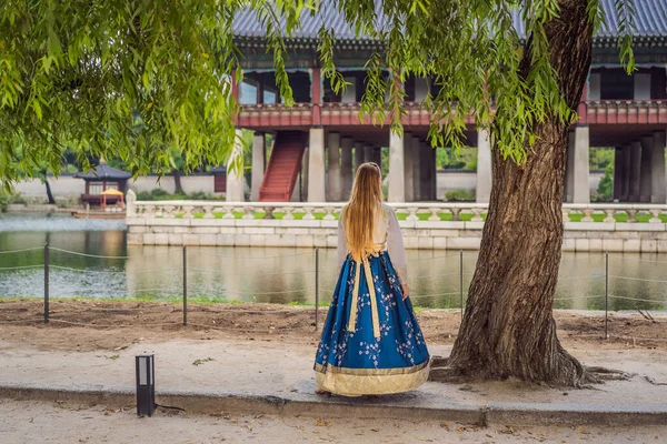 Junge kaukasische Touristin in Hanbok-Nationalkleidung im koreanischen Palast. Reise nach Korea Konzept. koreanische Nationalkleidung. Unterhaltung für Touristen - Anprobieren koreanischer Nationalkleidung — Stockfoto