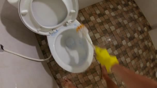 Ponto de vista tiro - homem em luvas sanitárias amarelas lava o vaso sanitário — Vídeo de Stock