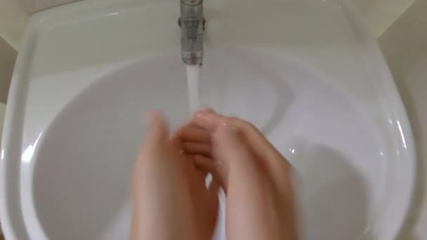 Standpunt schot - jongeman wassen zijn gezicht — Stockvideo