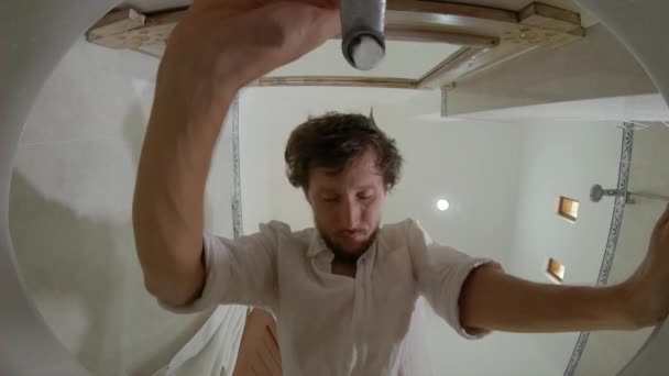 Blick aus dem Waschbecken - junger Mann nach einer Partynacht, dem übel wird. er wäscht sein Gesicht — Stockvideo