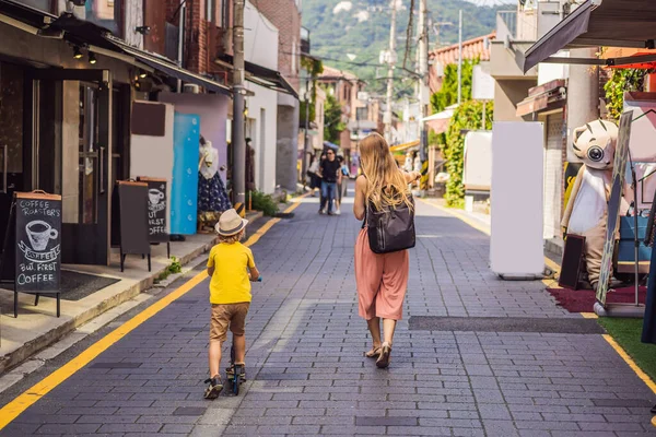 Mamma och son turister i Bukchon Hanok Village är en av de berömda platsen för koreanska traditionella hus har bevarats. Resor till Korea Concept. Resa med barn koncept — Stockfoto