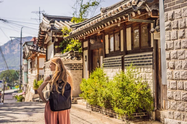 Bukchon Hanok Köyü 'ndeki genç kadın turist Kore' deki geleneksel evlerin korunduğu en ünlü yerlerden biri. Kore Seyahat Konsepti — Stok fotoğraf