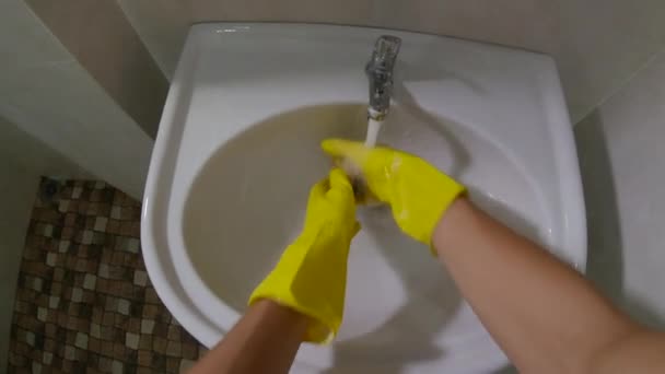 Výstřel z úhlu pohledu - muž ve žlutých hygienických rukavicích umývá dřez — Stock video