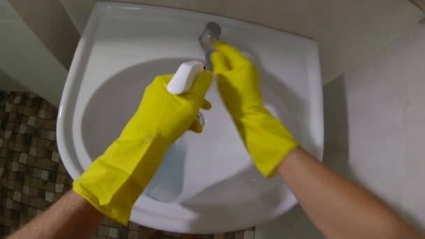 Точка зрения снимка - человек в желтых санитарных перчатках моет раковину — стоковое видео