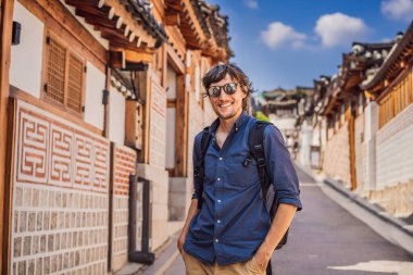 Bukchon Hanok Köyü 'ndeki genç turist Kore' deki geleneksel evlerin korunduğu ünlü yerlerden biridir. Kore Seyahat Konsepti