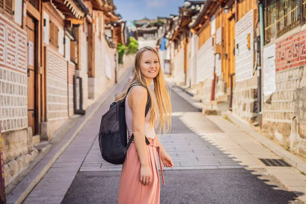 Jovem turista em Bukchon Hanok Village é um dos lugares famosos para as casas tradicionais coreanas foram preservados. Travel to Korea Concept — Fotografia de Stock