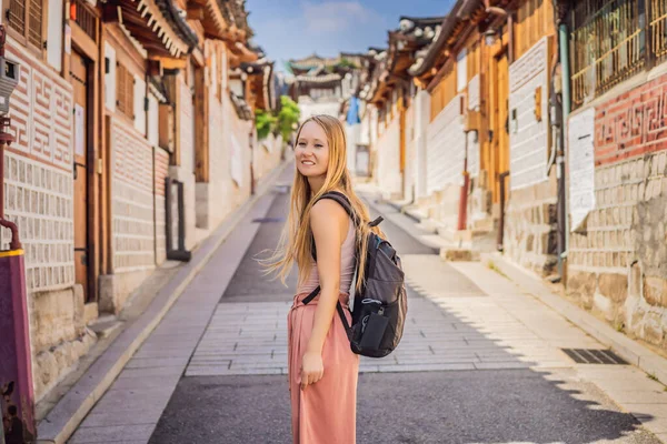 Jovem turista em Bukchon Hanok Village é um dos lugares famosos para as casas tradicionais coreanas foram preservados. Travel to Korea Concept — Fotografia de Stock