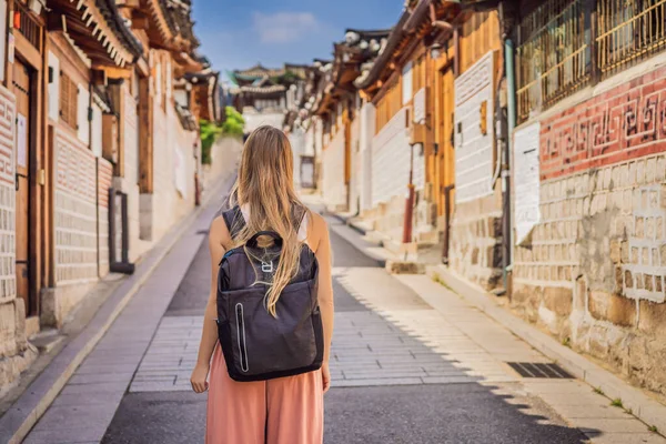 Ung kvinna turist i Bukchon Hanok Village är en av de berömda platsen för koreanska traditionella hus har bevarats. Resor till Korea-konceptet — Stockfoto