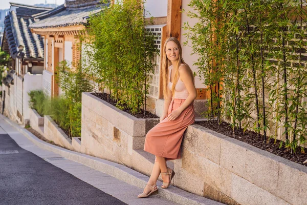 Bukchon Hanok Köyü 'ndeki genç kadın turist Kore' deki geleneksel evlerin korunduğu en ünlü yerlerden biri. Kore Seyahat Konsepti — Stok fotoğraf