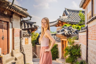 Bukchon Hanok Köyü 'ndeki genç kadın turist Kore' deki geleneksel evlerin korunduğu en ünlü yerlerden biri. Kore Seyahat Konsepti
