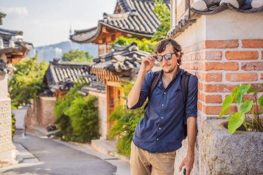 Bukchon Hanok Köyü 'ndeki genç turist Kore' deki geleneksel evlerin korunduğu ünlü yerlerden biridir. Kore Seyahat Konsepti