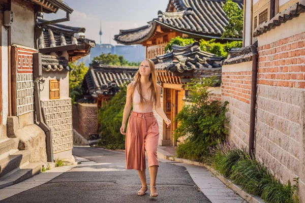 Jovem turista em Bukchon Hanok Village é um dos lugares famosos para as casas tradicionais coreanas foram preservados. Travel to Korea Concept — Fotografia de Stock