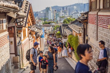 Kore, Seul, 28 Ağustos 2019: Bukchon Hanok Köyü Kore 'deki geleneksel evlerin korunduğu en ünlü yerlerden biridir.