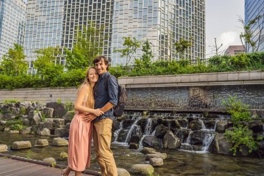 Genç çift balayını Seul 'de geçirir. Cheonggyecheon deresi Seul, Kore 'de. Cheonggyecheon akışı büyük bir kentsel yenileme projesinin sonucudur. Kore Seyahat Konsepti