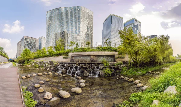 Cheonggyecheon deresi Seul, Kore 'de. Cheonggyecheon akıntısı büyük bir kentsel yenileme projesinin sonucudur. — Stok fotoğraf