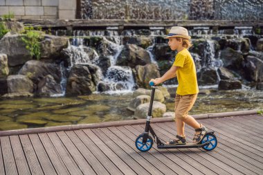 Seul Cheonggyecheon deresinde scooter süren bir çocuk. Cheonggyecheon akışı büyük bir kentsel yenileme projesinin sonucudur. Kore Konseptine Seyahat. Çocuk konseptiyle seyahat etmek