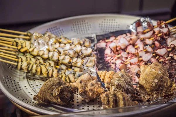 Typisches koreanisches Streetfood in einer Fußgängerzone von seoul. würziges Fast Food einfach bei lokalen koreanischen Märtyrerfest, Seele Korea gefunden — Stockfoto