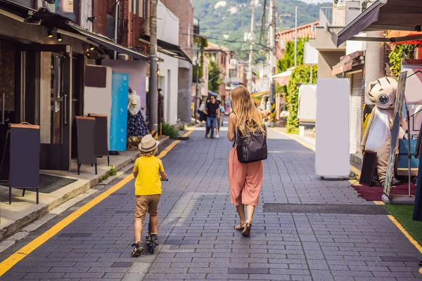 Mamma och son turister i Bukchon Hanok Village är en av de berömda platsen för koreanska traditionella hus har bevarats. Resor till Korea Concept. Resa med barn koncept — Stockfoto