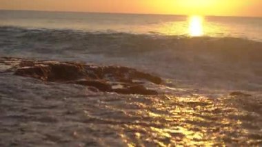 Bali adasındaki Pantai Tegal Wangi plajında deniz suyu olan doğal küçük göletler.