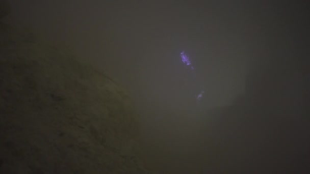 Un fenómeno natural conocido como fuego azul "visto a través de gases volcánicos que salen de la tierra en el volcán Ijen en la isla de Java, Indonesia — Vídeo de stock