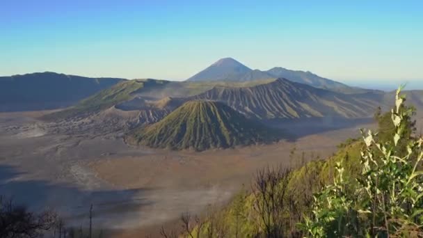 Salida del sol en el punto de vista sobre el volcán Bromo dentro de la caldera Tengger en la isla Java, Indonesia — Vídeos de Stock