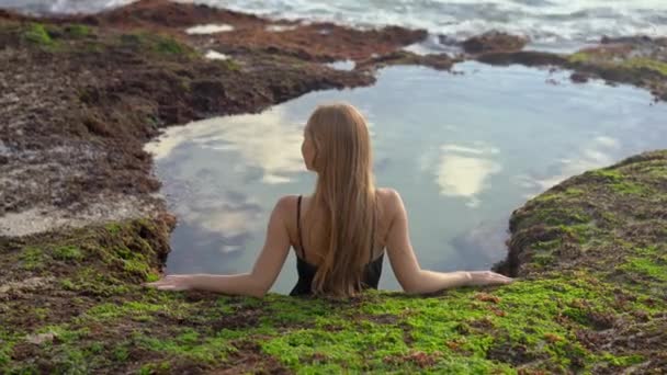 Fiatal nő turista pihenni egy természetes kis tó tengervíz a Pantai Tegal Wangi strandon a Bali-szigeten — Stock videók