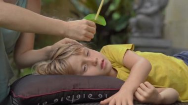 Kulak mumu, tropik bir bahçedeki spa 'da küçük bir çocuğa yapılıyor.