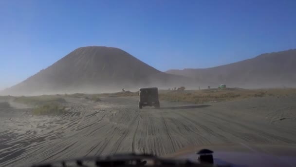 Sur le chemin de la caldera de Tenger. Vue depuis un siège avant sur le volcan Bromo — Video