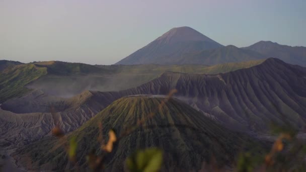 インドネシア、ジャワ島のテンガーカルデラ内のブロモ火山のビューポイントでの日の出 — ストック動画
