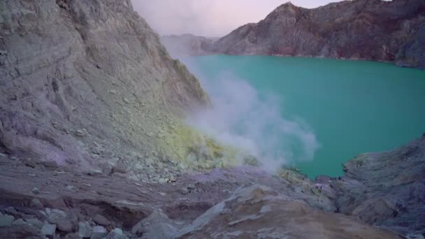 Vista sobre a cratera do vulcão Ijen ou Kawah Ijen com um grande lago ácido nele. Ilha de Java, Indonésia — Vídeo de Stock