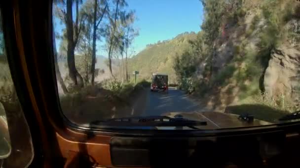テンガーカルデラへの道に。ブロモ火山のフロントシートからの眺め — ストック動画