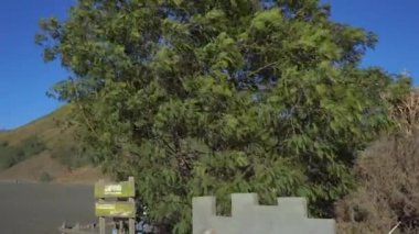 Bromo, Endonezya - 16 Temmuz 2019: Tenger Caldera yolunda. Bromo yanardağının ön koltuğundan bak..