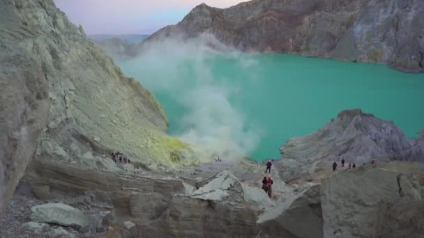 Widok na krater wulkanu Ijen lub Kawah Ijen z dużym jeziorem kwasu w nim. Wyspa Java, Indonezja — Wideo stockowe