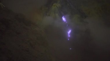 Endonezya 'nın Java adasındaki Ijen volkanından çıkan volkanik gazlardan çıkan Mavi Ateş olarak bilinen doğal bir fenomen.