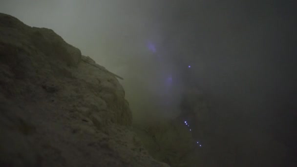 Un phénomène naturel connu sous le nom de feu bleu "vu à travers les gaz volcaniques sortant du sol au volcan Ijen sur l'île de Java, Indonésie — Video