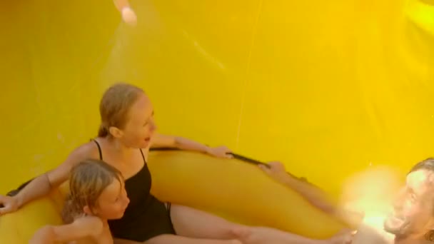 一个快乐家庭的慢镜头父亲、母亲和儿子在水上游乐园玩得很开心 — 图库视频影像