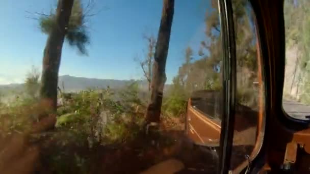 Sur le chemin de la caldera de Tenger. Vue depuis un siège avant sur le volcan Bromo — Video