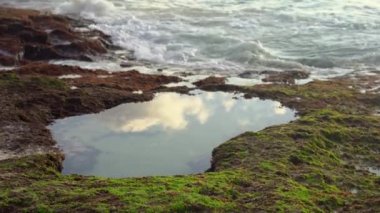 Bali adasındaki Pantai Tegal Wangi plajında deniz suyu olan doğal küçük göletler.