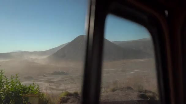 Sur le chemin de la caldera de Tenger. Vue depuis un siège avant sur le volcan Bromo — Video