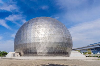 Astronomik gözlemevinin büyük parlak kubbesi.