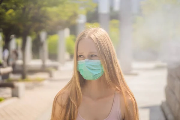 在户外佩戴面部卫生防护面具的女性。 戴口罩的人因为灰尘太浓 在世界主要城市发现的问题。 空气污染、环保意识概念 — 图库照片