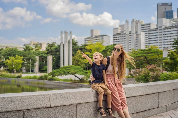 Mutter und Sohn Touristen in Korea. Reise nach Korea Konzept. Reisen mit Kindern — Stockfoto