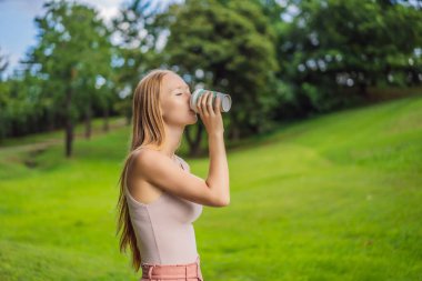 Hayalperest genç bayan dışarıda kahve içiyor.