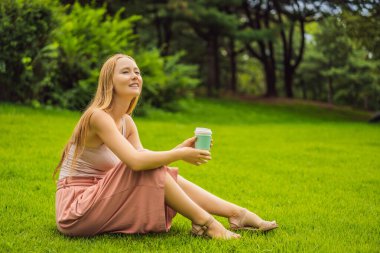 Hayalperest genç bayan dışarıda kahve içiyor.