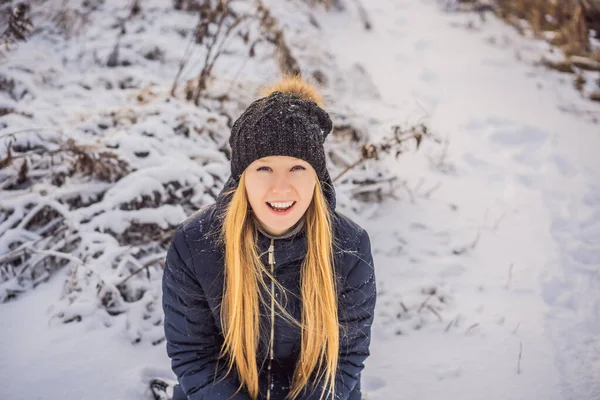 Женщина веселится зимой, бросает снег — стоковое фото