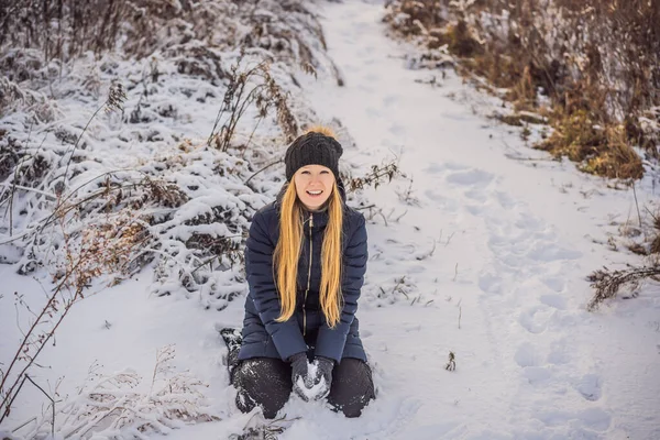Kvinna har kul på vintern, kastar snö — Stockfoto