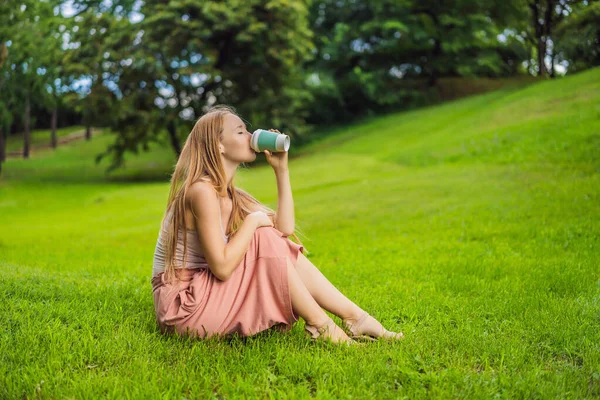 Marzycielska młoda kobieta pijąca kawę na zewnątrz — Zdjęcie stockowe