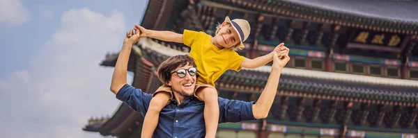 Turisti padre e figlio a Seoul, Corea del Sud. Viaggio in Corea concetto. Viaggiare con bambini concetto BANNER, FORMATO LUNGO — Foto Stock